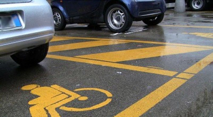 60 Adesivi Posto Riservato Disabili - Rimovibili 14,8x5 Cm - 'Ho Bisogno Di Questo Posto, Pensa A Me'